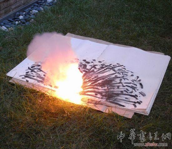 蔡国强作品《危险的书：自杀烟火》（2008）