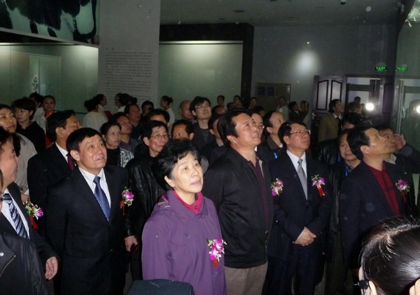 2011年11月29日领导和观众在齐白石纪念馆观看展览 一超摄