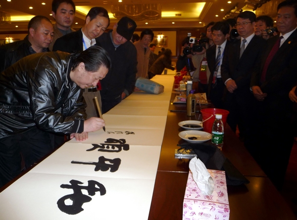 2011年11月29日下午国家画院院长杨晓阳为长卷题写和平颂 一超摄