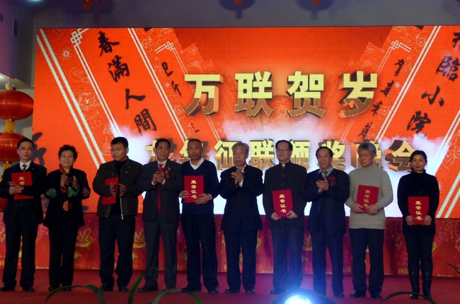 评委们为获奖作者颁奖 一超摄