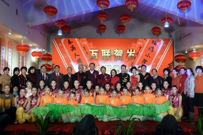 晚会结束时，中国楹联学会领导和部分演职人员合影 一超摄