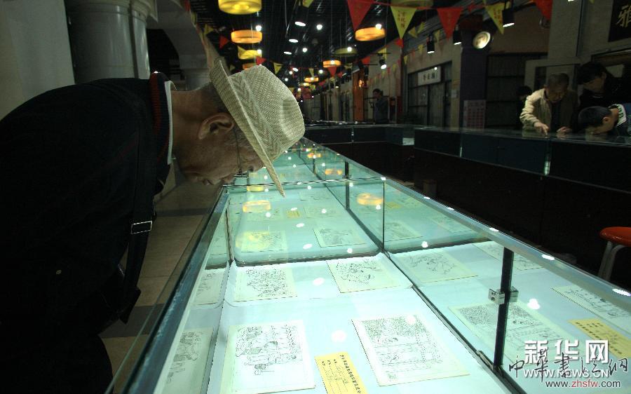 （晚报）（2）“小人书展”重温旧时光