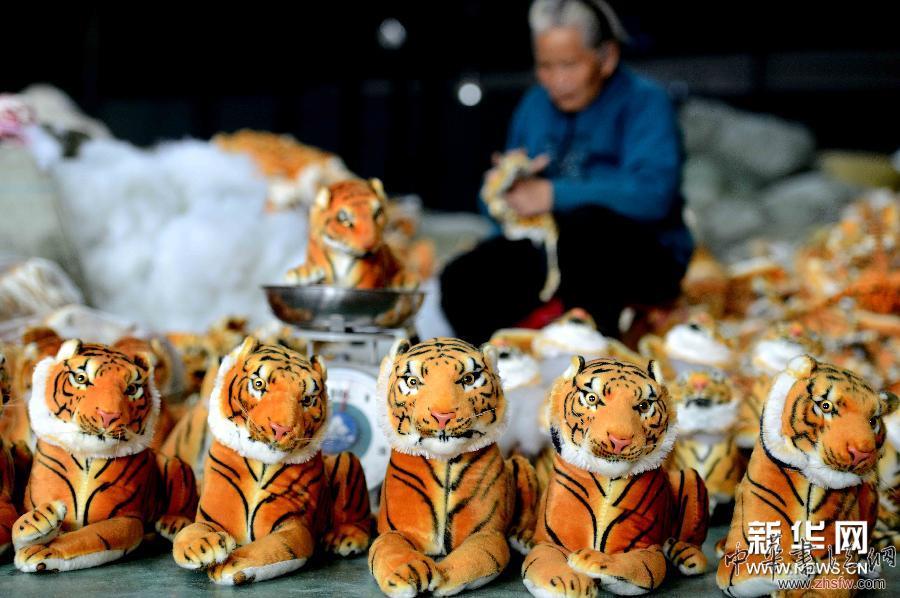 #（经济）（1）河南夏邑：“中国风”手工艺品加工富村民