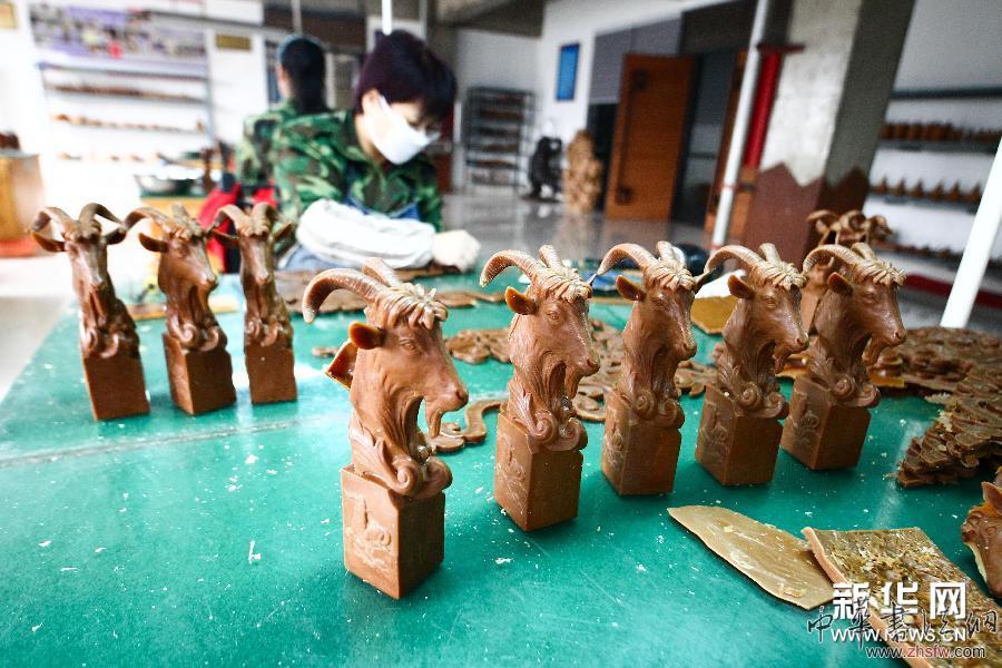#（经济）（2）赶制“羊”工艺品 供应节日市场