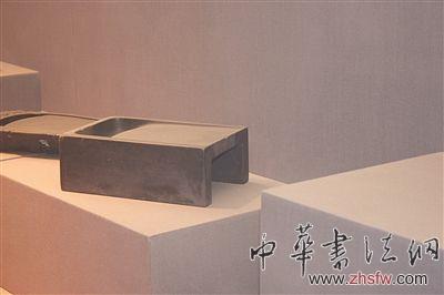 砚台下空的地方放蜡烛。