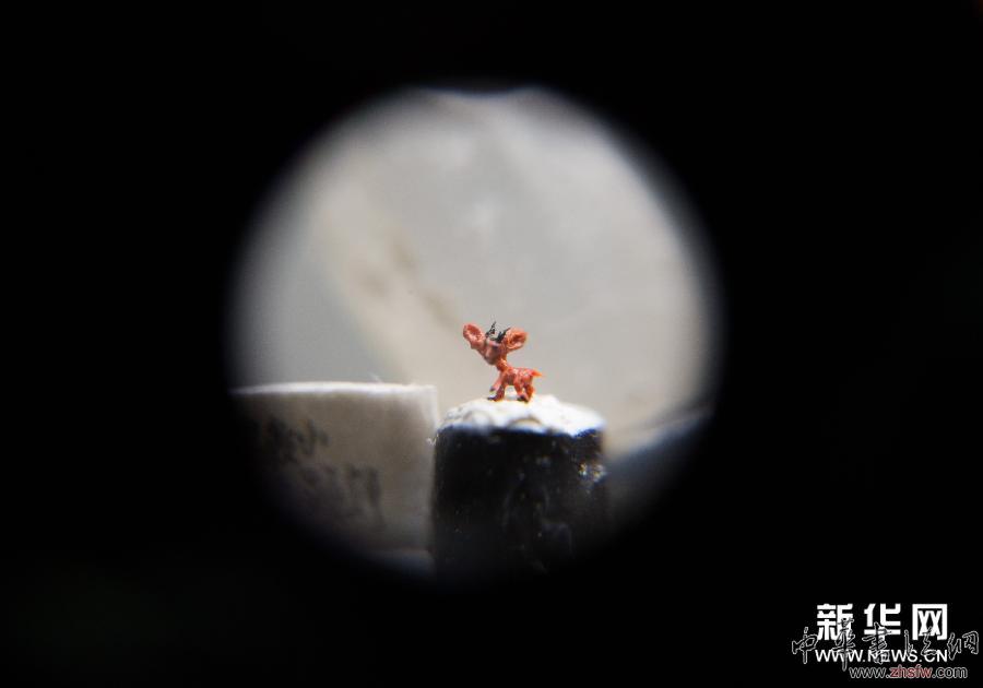 （文化）（4）台湾艺术家微雕两岸小羊迎羊年