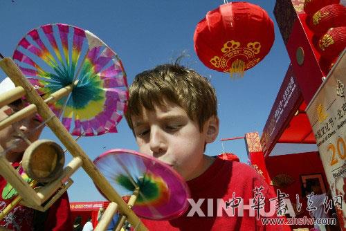 在美国首都华盛顿肯尼迪艺术中心举行的北京庙会上，一名小朋友在玩风车。