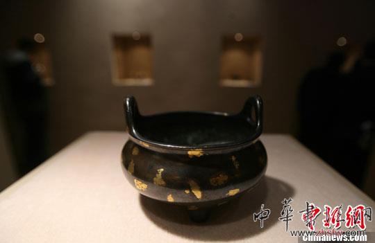 崇祯冲天耳金片三足炉 RMB：15,120,000