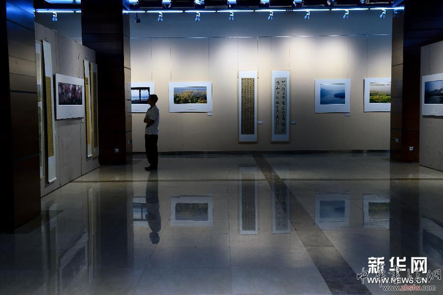 （晚报）（2）“最美西湖”书法摄影精品联展在京举行