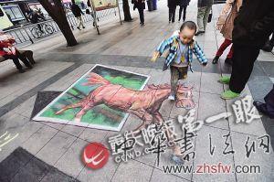 独腿男子坐街头画《蒙娜丽莎》 技术超美院学生