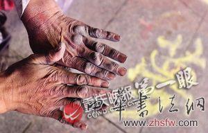 独腿男子坐街头画《蒙娜丽莎》 技术超美院学生