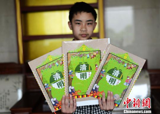 湖南学子获赠《清明》中华传统绘本