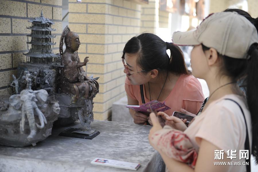 （晚报）（1）毕业作品展上的草原风情
