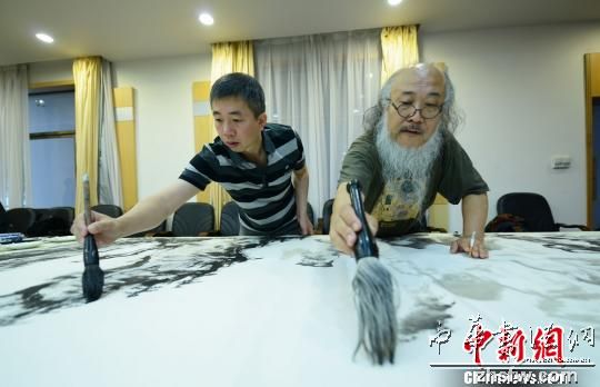 两岸艺术家共绘张家界美景 为山区孩子捐教室