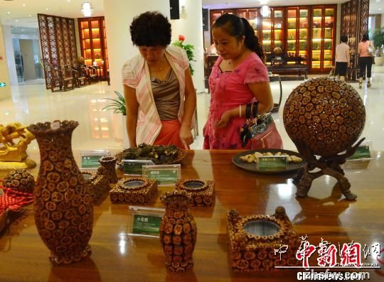 废物也可价值千金 核桃壳变身精美工艺品