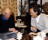 苏立文做客松竹草堂与刘正成笑谈《王羲之平安帖》