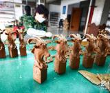 赶制“羊”工艺品 供应节日市场