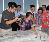 傅抱石嫡孙女莅临东方收藏，现场再现《江山如此多娇》