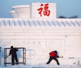 哈尔滨：太阳岛雪博会雪雕“整容补妆”