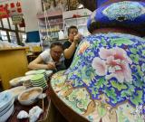 北京珐琅厂打造4米高景泰蓝花鸟大瓶 组图