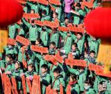 小学生书写春联送祝福