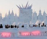 太阳岛雪博会巨型主塑“绽放”异彩 图